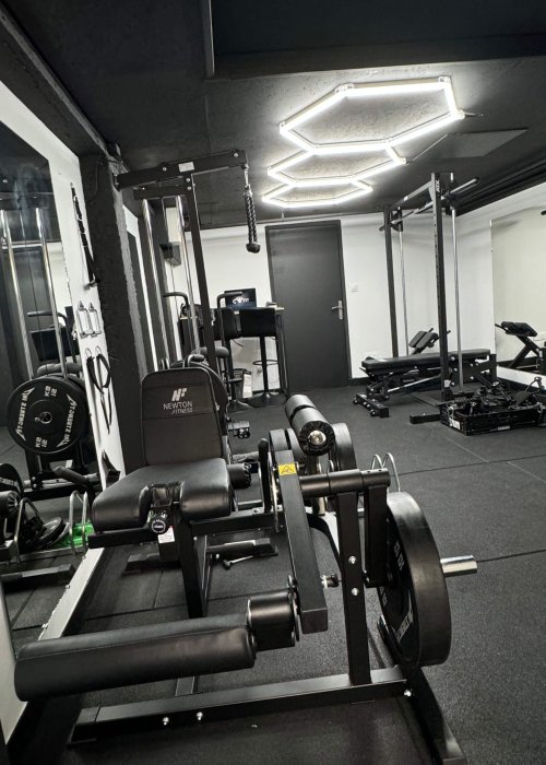 Équipements de musculation et cardio dans une salle de sport Besançon