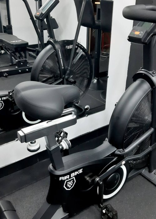 Vélo de cardio pour pousser tes limites sous la surveillance d'un coach professionnel