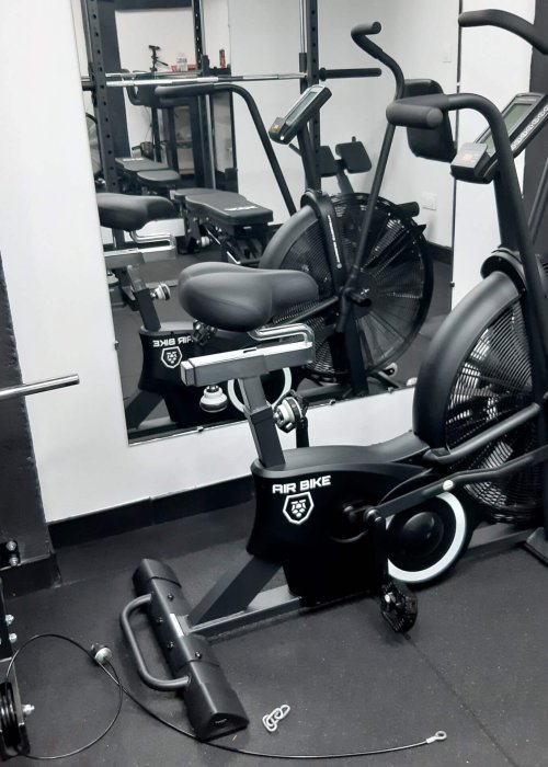 Vélo de cardio pour des séances personnalisées dans une salle de sport Besançon